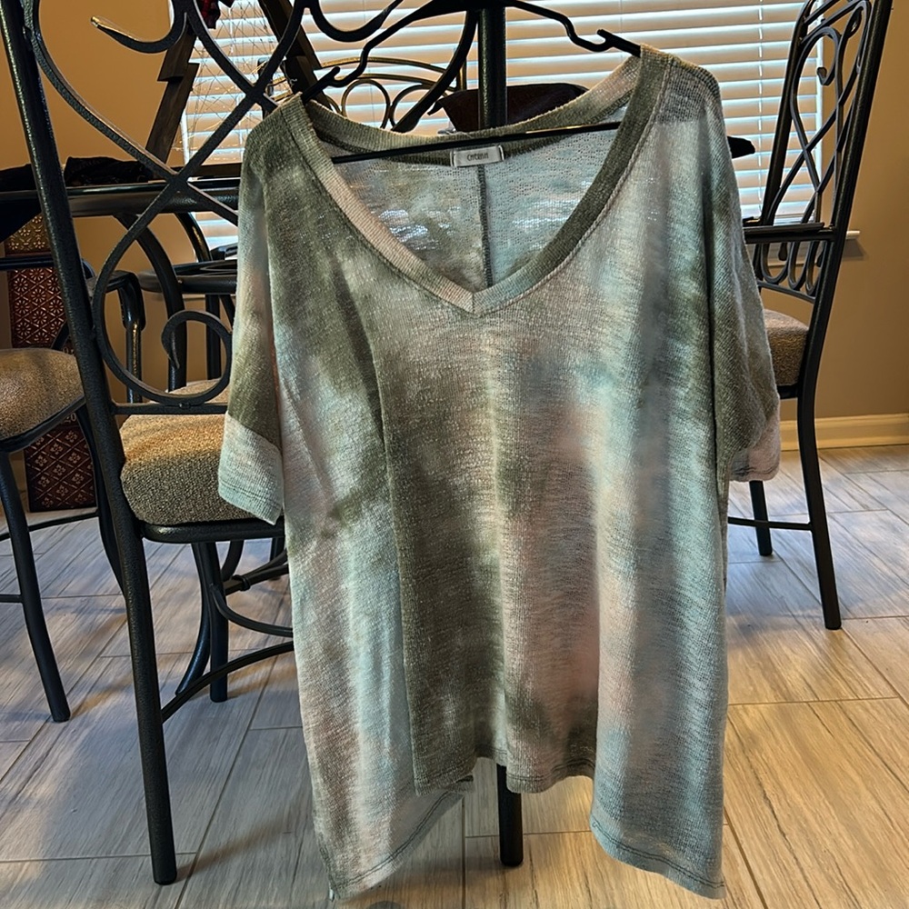 Oversize tie-dye look shirt.